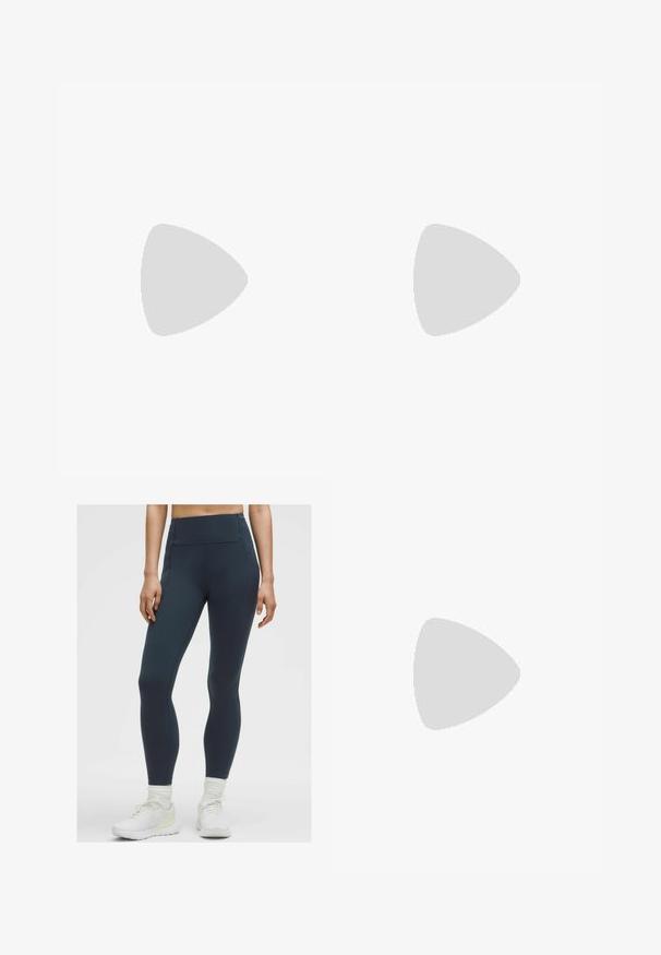 Svart ärmlös cropped topp med hög halsringning, som har en kontrasterande ljusblå midjeband, ihop med lösa svarta byxor.; Högmidjade, mörkblå leggings tillverkade av ett stretchigt, slätt tyg med flatlock-sömmar och utan synliga fickor, parat med vita idrottsskor.; Ljusblå sneakers made av mesh och syntetiska material. Har en vit mellansula, rund form och utskurna detaljer längs sulan.; Canvasaxelväska med en tecknad björn i grön scarf och kavaj, med bruna läderaxelremmar. Vit bakgrund, tryckt design.