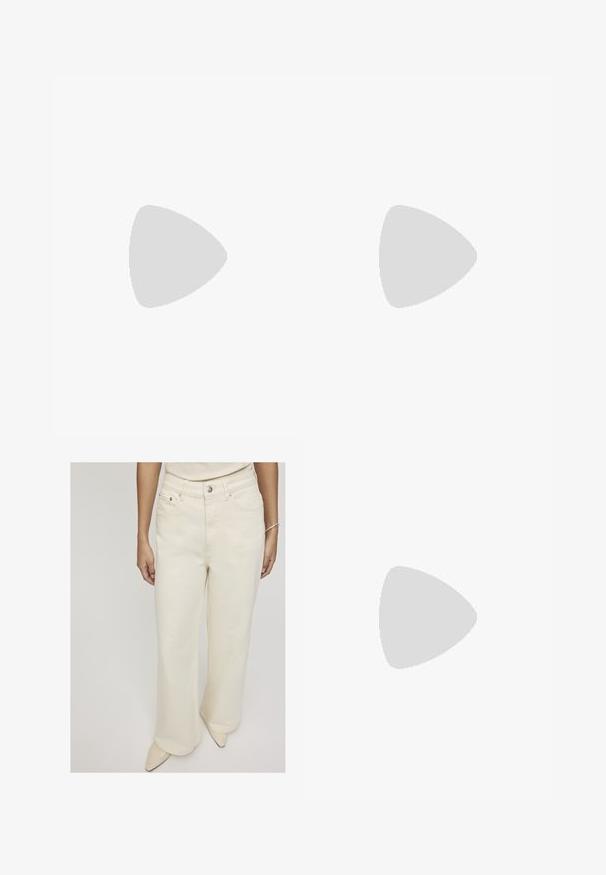 Polo à manches courtes avec un devant à motifs de formes vertes et bleues, col blanc et patte de boutonnage à trois boutons. Texture lisse.; Jeans évasés de couleur crème en denim, dotés d'une taille haute, de poches avant et d'une fermeture à bouton unique pour un ajustement décontracté.; Sandale plate tissée jaune avec deux brides entrecroisées, un détail noué à l'avant et une semelle basse marron.; Sac en cuir brun foncé avec deux poignées solides, un haut resserré et une fermeture à bouton doré. Surface texturée avec des accents minimaux.