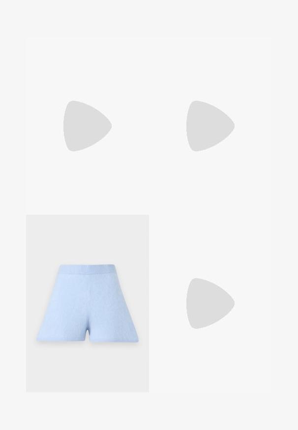 Witte katoenen T-shirt met V-hals, korte mouwen en een slim fit. Het label aan de halslijn zegt "FROM FUTURE" in het roze.; Lichtblauwe casual shorts van zacht materiaal met een geribbelde taille. Heeft een uitlopende vorm en een gladde, egale textuur.; Zwarte leren instappers met een gladde afwerking, gestikte details rond de teen en een lage rubberen zool. Gepaard met brede zwarte broeken.; Zwarte nepleer handtas met een krokodillenstructuur, opgedroogde bovenkant en een gekreukte hengsel. Het lijkt zacht en compact van ontwerp.