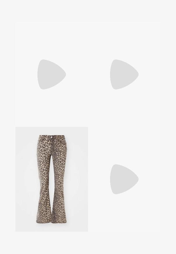 Top bianco a maniche lunghe con scollatura quadrata e dettaglio a taglio sul retro. Realizzato in un tessuto liscio ed elastico. Design aderente.; Jeans a zampa d'elefante con stampa leopardata in beige e marrone scuro, caratterizzati da una vita alta, cinque tasche e chiusura con bottone. Tessuto denim con finitura testurizzata.; Stivali neri alla caviglia in pelle liscia, con zip laterale, tacco spesso e texture, e punta arrotondata.; Borsa tote in pelle nera con texture liscia, forma rettangolare e due manici lunghi. Nessun hardware o decorazione visibile.