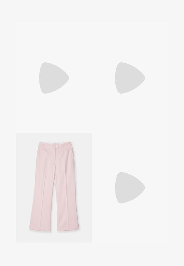 Top senza maniche lavorato a maglia color crema, con un patch testurizzato di filato giallo e beige sul lato, scollatura rotonda e vestibilità casual.; Pantaloni larghi di colore rosa chiaro, con frontale piatto, caratterizzati da una chiusura con un bottone e tasche laterali, realizzati in un tessuto liscio.; Sandal in pelle marrone con cinturini sottili, un accento circolare dorato e una suola piatta. Design minimalista con un dettaglio di fibbia regolabile.; THEMOIRè DHEA STRAW - Borsa a mano - shell