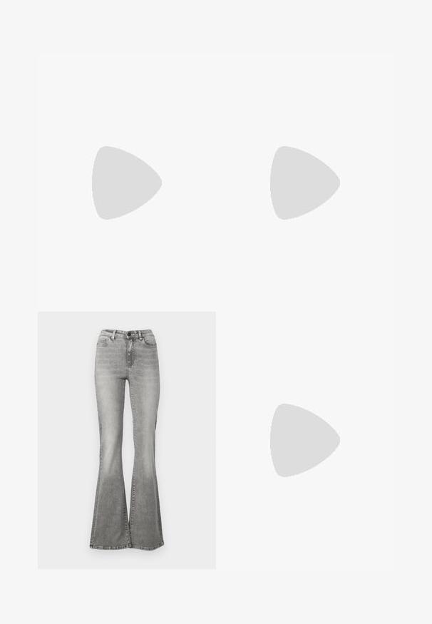 Svart langermet bodysuit med rynket detalj, laget av gjennomsiktig stoff. Har høy halslinning og en tanga-bunn med glidelås bak.; Grå utsvingte jeans laget av denim, med høy midje, frontlommer og en falmingseffekt. Bunnåpningen er litt bredere, som gir en utsvingt form.; Sorte skinn ankle boot med spiss tå og blokkhæl. Glatt tekstur, minimalistisk design og høy skritt silhuett.; Sølvmetalløreringer med en jevn, dråpeform og en polert finish. Subtile graveringer legger til detaljer. Minimalistisk design.