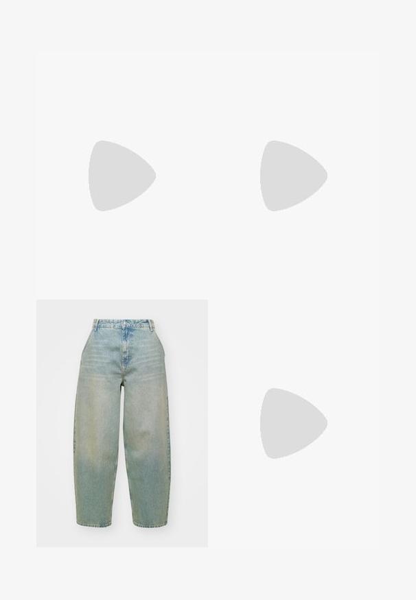 T-shirt a maniche corte di colore corallo rosa, realizzata in cotone con scollo rotondo. Presenta un piccolo logo bianco sulla parte superiore sinistra del petto.; Jeans in denim azzurro chiaro con vita alta, gambe ampie, sbiadimento sottile e chiusura con bottone classica. Presenta cinque tasche e dettagli cuciti.; Sneakers bianchi con piattaforma, caratterizzati da una parte superiore simile alla pelle liscia, forma arrotondata, collo imbottito e suola in gomma testurizzata con scanalature ben definite.; Borsa a mano beige realizzata in materiale morbido, caratterizzata da un design morbido, dettagli cuciti e due manici. Adatta per l'uso quotidiano.