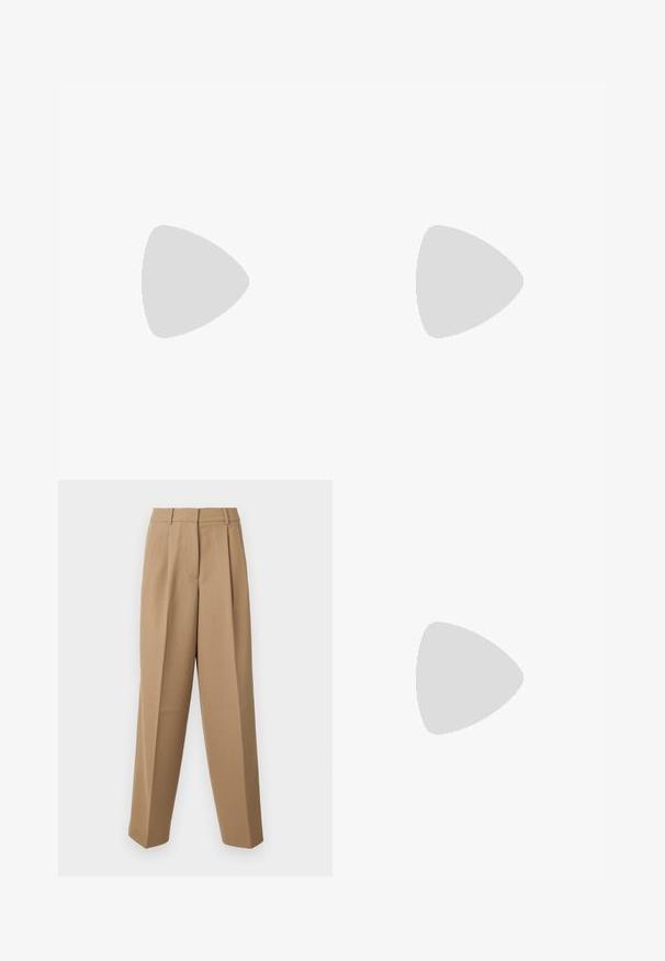 Grønn blomstret t-skjorte med korte ermer som har store bladmønstre på hvit bakgrunn, laget av et lett og elastisk materiale.; Beige skræddersyede bukser med høj talje, plisseret front og brede ben. Stof virker glat med en let glans.; Svarte skinn slingback-sko med spiss tå, liten hæl og dekorativ spenne-detalj på overdelen. Glatt tekstur, minimalistisk design.; Svart skinn crossbody veske med to frontlommer, gyldne spenner, glidelåslukking og en slank stropp. Teksturert overflate og kompakt rektangulær form.