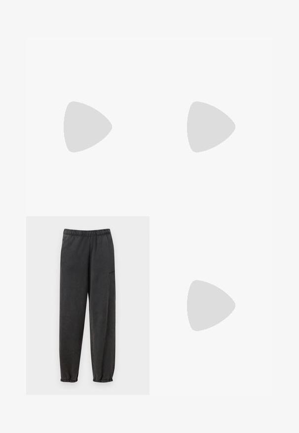 Zwarte katoenen T-shirt met korte mouwen, voorzien van een wit "HL" logo op de linker borst. Normale pasvorm, soepele textuur en klassiek ronde hals ontwerp.; Han Kjøbenhavn REGULAR PANTS UNISEX - Trainingsbroek - grey; Zwarte leren instappers met een gestructureerde afwerking, voorzien van een zilveren gespaccent en een laag profiel, ontworpen voor zowel casual als formele gelegenheden.; Zwarte leren tote bag met een gestructureerde vorm, voorzien van twee lange handvatten en een V-vormige naaddetail aan de voorkant. Gladde textuur.