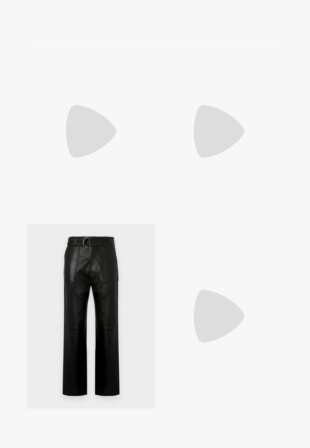 Schwarzes Langarmoberteil aus transparenter Stoff, mit rundem Halsausschnitt, vorderem Knopfverschluss und gewellten Kanten an den Ärmelbündchen.; Hochtaillierte schwarze Lederhose mit weitem Bein, großen aufgesetzten Taschen vorne und einem passenden Gürtel mit Doppelringverschluss.; Silberner Slingback-High-Heel-Schuh mit spitz zulaufender Zehenpartie, metallic-finish, zwei dekorativen Riemen und einem schlanken Absatz mit schwarzer Spitze.; Schwarze Leder-Shopper-Tasche mit zwei langen Griffen, einer glatten Textur und einer strukturierten Form. Verfügt über eine Vordertasche für zusätzlichen Stauraum.