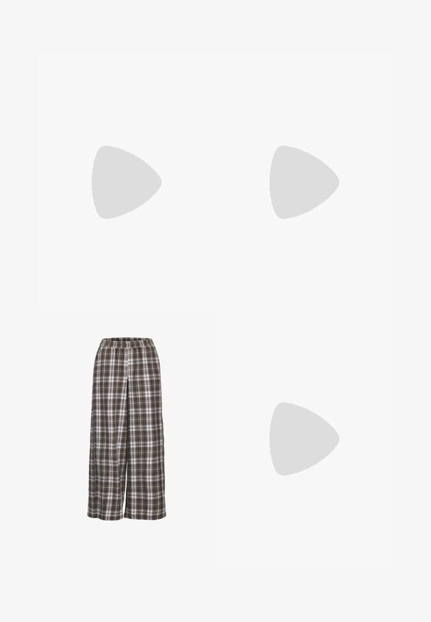 Hvid cropped top med tekstureret stof, firkantet halsudskæring og rynkede stropper; bindedetalje i midten. Kombineret med højtaljede blå jeans.; Bredder bukser med ruder i brune, hvide og grå nuancer; elastisk talje; blødt stof; har et klassisk ternet mønster.; Sorte læder loafers med en chunky, tekstureret platformssål og en dekorativ rem over toppen. Glat, blank finish.; Rektangulære solbriller med skjoldpadde-mønstret røde rammer og gule tonede linser. Glat tekstur med lige stænger.