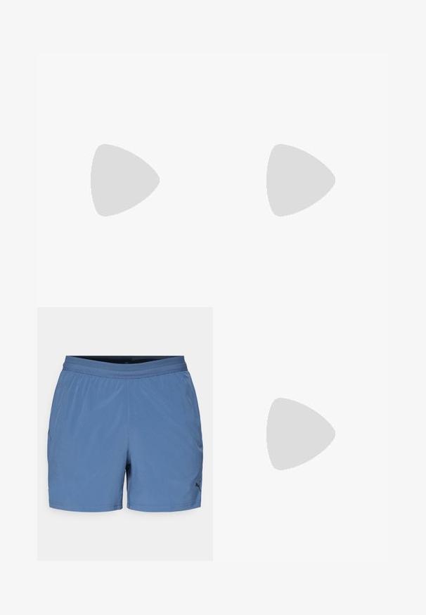 Camiseta de algodón azul con mangas cortas, cuello redondo y un logo blanco de Puma en el lado izquierdo del pecho. Diseño simple, textura suave.; Pantalones cortos deportivos azules con una cinturilla elástica, hechos de una tela ligera y suave; presenta un logotipo en la parte inferior izquierda delantera.; Zapatilla de correr en blanco con acentos en gris. Parte superior de malla, suela texturizada y prominente logo 'N'. Presenta un collar acolchado y etiqueta 'Fresh Foam'.; Bolso blanco con detalles en negro, con logo de Puma. Asa corta y redondeada y una correa desmontable, fabricado en material sintético texturizado.