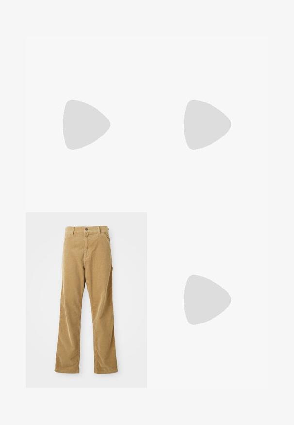 Balta medvilninė marškinė su juodu grafiniu logotipu krūtinėje. Trumpi rankovės, apvalus kirpimas ir laisvas siluetas.; Laimingos pūkinės kelnės su priekinėmis kišenėmis, diržo kilpos, sagos užsegimu ir tiesiu kirpimu, išdėstytais ant balto fono.; Pilkai juodas Nike bėgimo batas su matomu pavasario tipo amortizacija po padu ir baltu swoosh logotipu šone.; Šviesiai smėlinė drobės pirkinių maišelis su dviem rankenomis, ant priekinės pusės spausdintas „SAMSOE“ logotipas baltos spalvos. Stačiakampio formos, su paprastu dizainu.