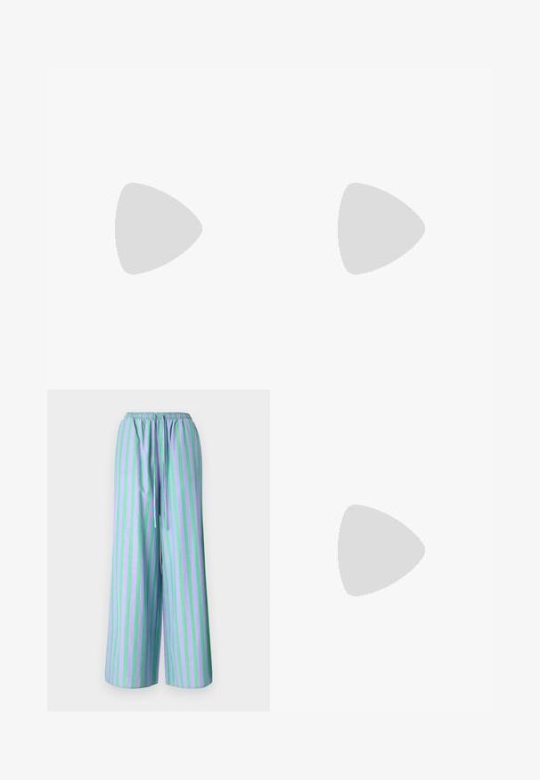 Tricou din bumbac verde deschis, cu guler rotund, mâneci scurte și un print grafic circular pe piept. Textură moale, croi lejer.; Pantaloni ușori, largi, de culoare mov, cu dungi verticale verzi. Prezintă un tiv elastic și detalii cu sfoară.; Sandale albe cu toc înalt și gros, cu un design cu curele și legătură la gleznă. Textură netedă, cu o platformă frontală pentru înălțime suplimentară.; Geantă albă de umăr cu un finisaj texturat, un accent cu cataramă centrală și o formă curbată. Încărcătoare cu fermoar pe ambele laturi.