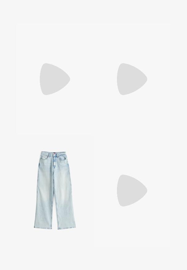 Lichtblauw katoenen t-shirt met korte mouwen, ronde halslijn en een strikdetail aan de zijkant. Zachte textuur en casual pasvorm.; Lichtblauwe denim wijduitlopende jeans met een hoge taille, twee voorkouwen en een onafgewerkte zoom. Kenmerkt zich door een lichte vervaging en een klassieke knoopsluiting.; Blauwe platform sandalen met twee verstelbare gespbanden, een gestructureerde rubberen zool en een soepele bovenkant. Chunky, afgerond ontwerp.; Lichtroze nylon schoudertas met een gebogen handvat, ritssluiting aan de bovenkant, zilverkleurige hardware en een klein logo aan de zijkant.