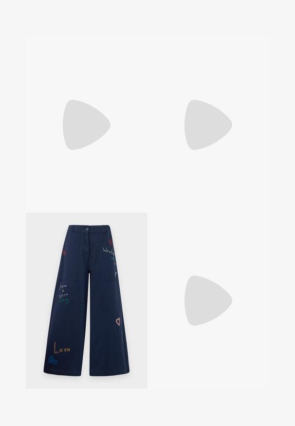 Haut sans manches en tricot marron avec un col en V, présentant des sequins métalliques dispersés pour ajouter de la texture et de l'intérêt visuel.; Pantalon large en coton bleu marine avec plusieurs poches. Présente un texte et des graphiques colorés brodés, y compris des cœurs et des phrases ludiques.; Mocassin en daim brun à bout rond, avec une semelle plateforme striée et une bande décorative sur le dessus.; Sac à main en cuir marron avec une fermeture à rabat, des accents en métal doré, une bandoulière et une texture lisse. Forme rectangulaire compacte.