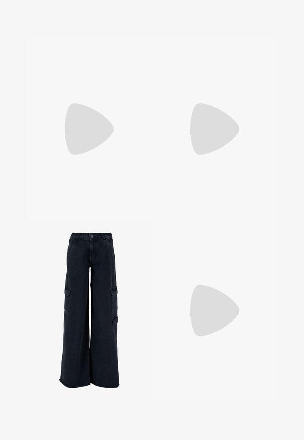 Schwarzes Trägershirt mit verstellbaren dünnen Trägern, das einen weißen Rüschenausschnitt und ein Bindedetail in der Mitte aufweist. Glatte Textur, einfaches Design.; Cargohosen mit weitem Bein aus dunklem Denim. Zu den Merkmalen gehören mehrere Seitentaschen, ein roher Saum und ein Knopfverschluss. Strukturierter Stoff.; Schwarze Lackleder-Slingback-High Heels mit spitzer Zehenform, ausgeschnittenem Seitendesign und kleinem Blockabsatz. Glatte Textur mit minimalen Akzenten.; Schwarze gesteppte Handtasche mit einem goldenen Kettenriemen, die einen auffälligen goldenen Verschluss und ein kleines Etikett aufweist, das eine strukturierte Lederoberfläche zeigt.