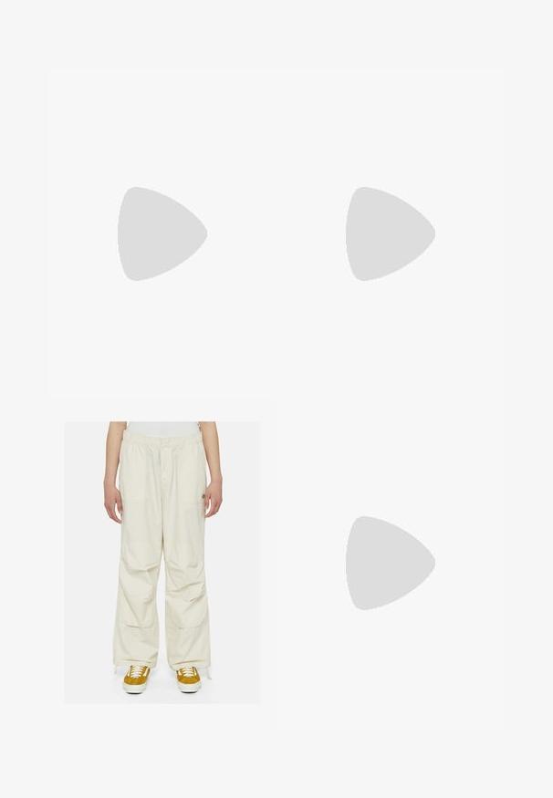 Navyblauw crop top met een diepe ronde hals, mouwloos ontwerp, gestructureerde stof en minimale stikseldetails langs de randen.; Crème-kleurige cargobroek met een losse pasvorm, elastische taille en meerdere zakken. Draagt met bruin en witte sneakers tegen een witte achtergrond.; Bordeaux sneaker met een gestructureerde bovenkant, vetersluiting en opvallende contouren van de zool. Beschikt over een logo en naadloze accenten van synthetisch materiaal.; Grijze tote bag met versterkte handvatten, een voorzak met rits en een wit Nike swoosh-logo. Gemaakt van duurzame stof met een gladde textuur.