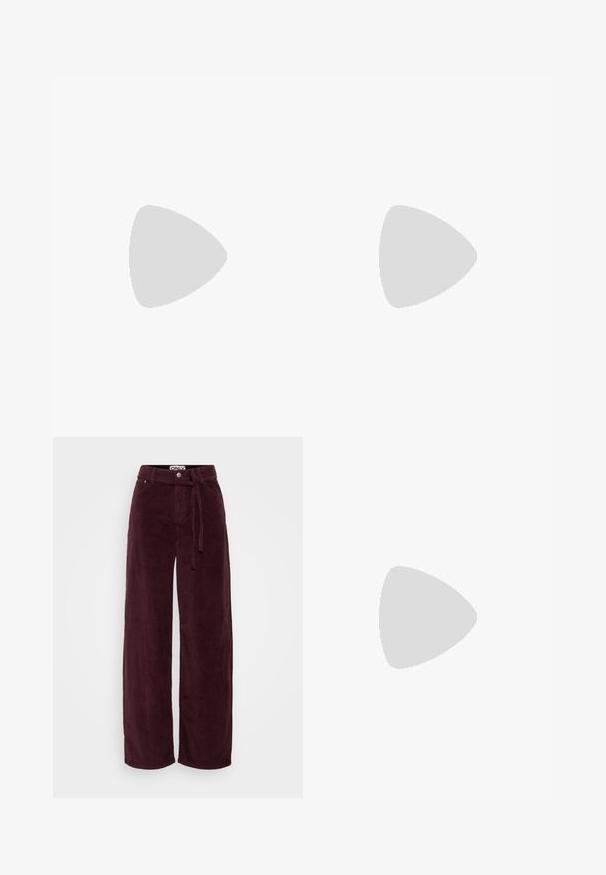 Λευκό μπλουζάκι κοντομάνικο, φτιαγμένο από μαλακό ύφασμα, με στρογγυλή λαιμόκοψη και διπλωμένα μανίκια, με ετικέ�τα ορατή στο πίσω μέρος.; Μπορντό καμπάνες παντελόνι από χοντρή βελούδινη ύφανση με ελαστική μέση, εμπρός κουμπί και δύο πλευρικές τσέπες σε μαλακό, υφασματώδη υλικό.; Μαύρη σανδάλι με λουράκια και τετράγωνη μύτη, καθώς και χαμηλό μπλοκ τακούνι. Διαθέτει πολλαπλά λεπτά λουράκια και ρυθμιζόμενο λουράκι στον αστράγαλο. Κατασκευασμένο από λείο δέρμα.; Μαύρη δερμάτινη τσάντα ώμου με λείο υφή, ορθογώνιο σχήμα και μεταλλική αλυσίδα μπροστά. Περιλαμβάνεται ρυθμιζόμενο λουρί.