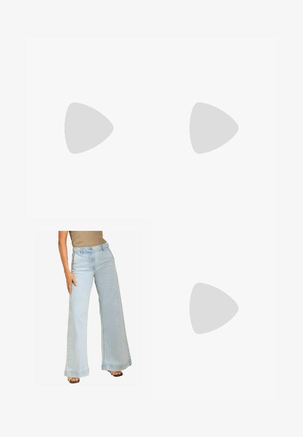 Weißes schulterfreies Oberteil aus glattem Satinstoff, mit drapierter, strukturierter Gestaltung und asymmetrischem Saum.; Hellblaue, weite Jeans aus Denim, mit hoher Taille, Vorderaschen und einem sauberen Abschluss an den Säumen. Geschmeidige Textur.; Slingback-Absatzschuhe mit spitzem Zeh, braunem gemustertem Stoff, goldfarbenem Schnalle-Detail, schwarzem Lederband und niedrigem Blockabsatz.; Braune Wildleder-Umhängetasche mit zwei Griffen, einem Knopfverschlussriemen und einer entspannten, leicht schlaffen Form.