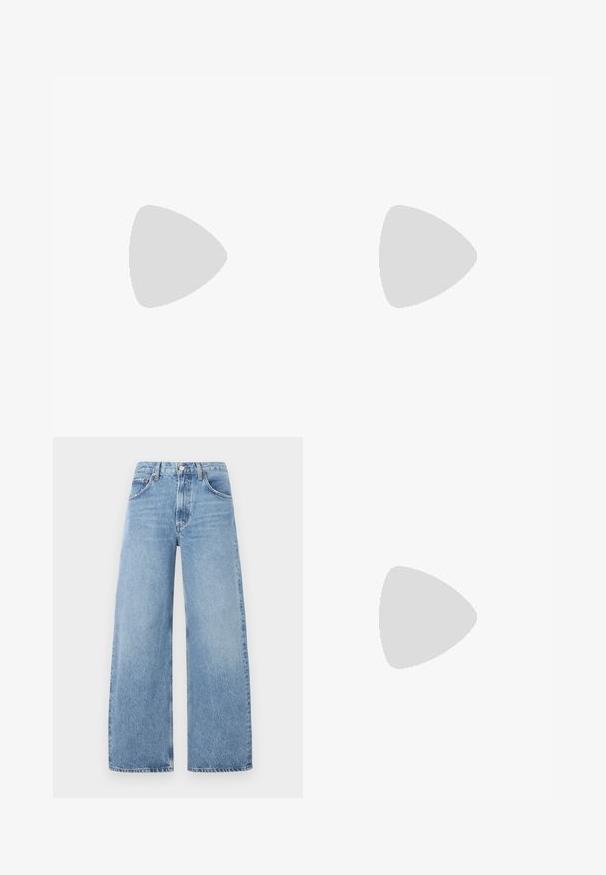 T-shirt nera a maniche corte realizzata in tessuto morbido. Presenta un classico scollo a girocollo e un orlo dritto per un design semplice e versatile.; Jeans a gamba larga di un blu chiaro realizzati in denim, con vita alta, cinque tasche e cuciture a contrasto. Nessuna usura visibile o decorazioni.; Stivale alla caviglia in pelle nera con dettagli in occhietti argento, punta appuntita e tacco a blocco. Design elegante con una texture liscia.; Borsa in pelle nera con borchie argentate, dotata di chiusura con zip e tracolla regolabile. Forma rettangolare compatta con due tasche frontali.