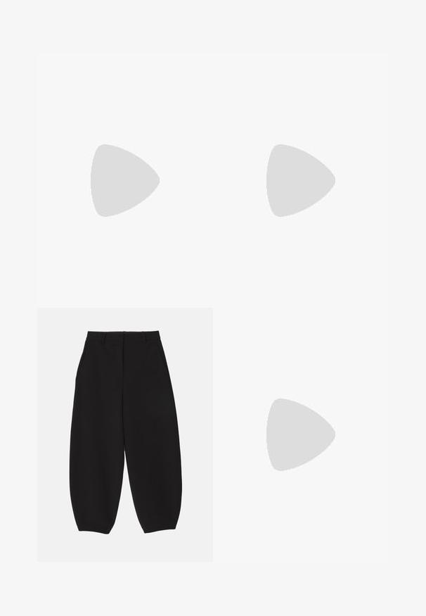 Valge puuvillane T-särk, millel on ümar kaelus, lühikesed varrukad ja sirge allaäär. Kaela keskosas silt "Won Hundred".; Mustad laiad mustad püksid, mis on valmistatud sileda kangaga ja millel on kohandatud disain, ees olevad taskud ning lame vöökoht koos vöölõngadega.; Must värviline nahk sandaal ruudukujulise varbaga, õhukeste rihmadega, kohandatava pahkluu rihmaga ja madala kandaga. Rihmal on väike kuldne aktsent.; Kuldtoonis rinnatäht, millel on sõlmekujuline disain, sujuvad ja vaakumid jooned ning keeruline vorm, peegeldades poleeritud viimistlust.