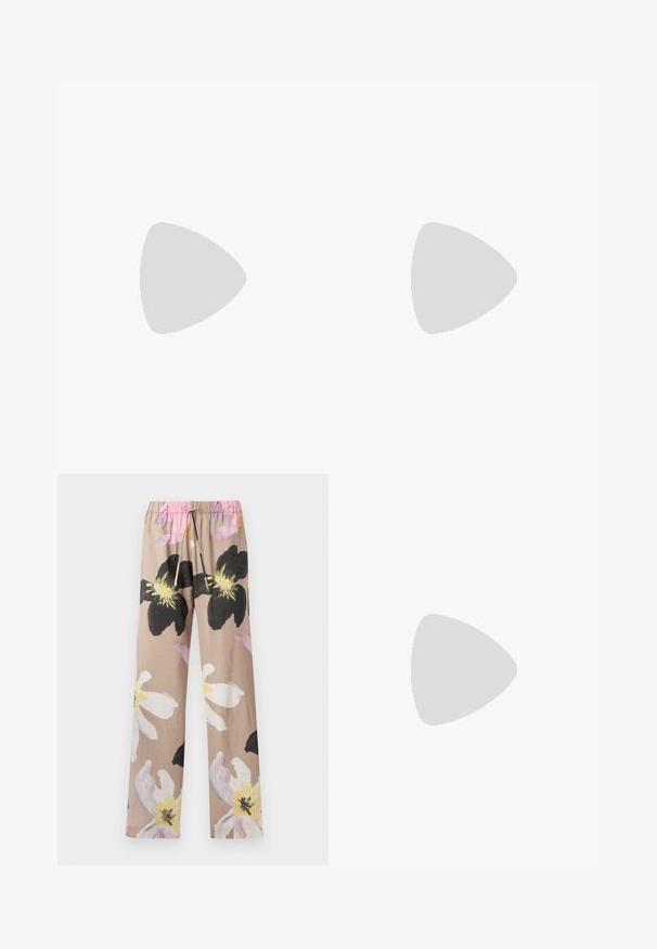 Grünes geripptes Tanktop mit rundem Halsausschnitt, das einen gewellten pinken Saum und ein kleines Logo-Tag an der Seite aufweist. Hergestellt aus einem weichen Material.; Beige Blumenmuster-Hosen mit großen schwarz-weißen Blumendesigns, ausgestattet mit einem elastischen Bund und einer pinken Kordel.; Beige Leder-Ballerina mit runder Zehenform, minimaler Nahtgestaltung, niedrigem Absatz und dezentem Logo auf der Rückseite. Glatte, matten Oberfläche.; Schildpatt-Sonnenbrille mit ovalen Gläsern, braunem Farbton und goldenen Akzenten an den Bügeln. Dicke Rahmen mit glänzender Oberfläche und glatter Textur.