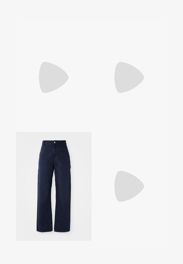 Lyserød bomulds t-shirt med rund halsudskæring, korte ærmer og en venstre brystlomme, der har en lille logo-patch. Glat tekstur.; Mørkeblåvidde cargo bukser fremstillet af et robust bomuldsstof, der har sidelommer og en knaplukning i taljen.; Beige atletik sko med mesh og syntetiske overlejringer, med en tekstureret overflade, polstret krave og "ABZORB" dæmpning ved hælen.; Guldfarvede hoops øreringe, tynde og runde i formen, med en glat metallisk finish uden udsmykninger eller mønstre.