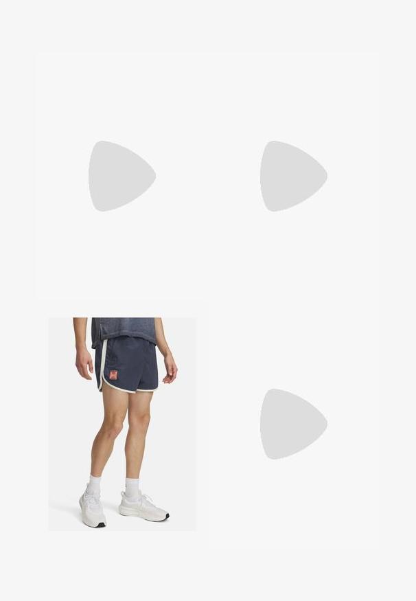 Biała, bezrękawnik sportowy z lekkiego materiału, z czarnym logo Adidas na lewej piersi i okrągłym dekoltem.; Granatowe szorty sportowe z białym wykończeniem i logo Under Armour. Lekkie materiały z teksturowaną powierzchnią, zaprojektowane z myślą o komforcie podczas aktywności fizycznej.; Lekkie buty do biegania w jasnoniebieskim kolorze z czarnymi pasami. Posiadają gładką cholewkę, okrągły nosek oraz grubą białą podeszwę środkową oznaczoną "LIGHTSTRIKE PRO."; Okulary przeciwsłoneczne z białą oprawą, szarymi akcentami i niebieskimi lustrzanymi soczewkami. Sportowy design, kształt otaczający, z regulowanymi noskami.