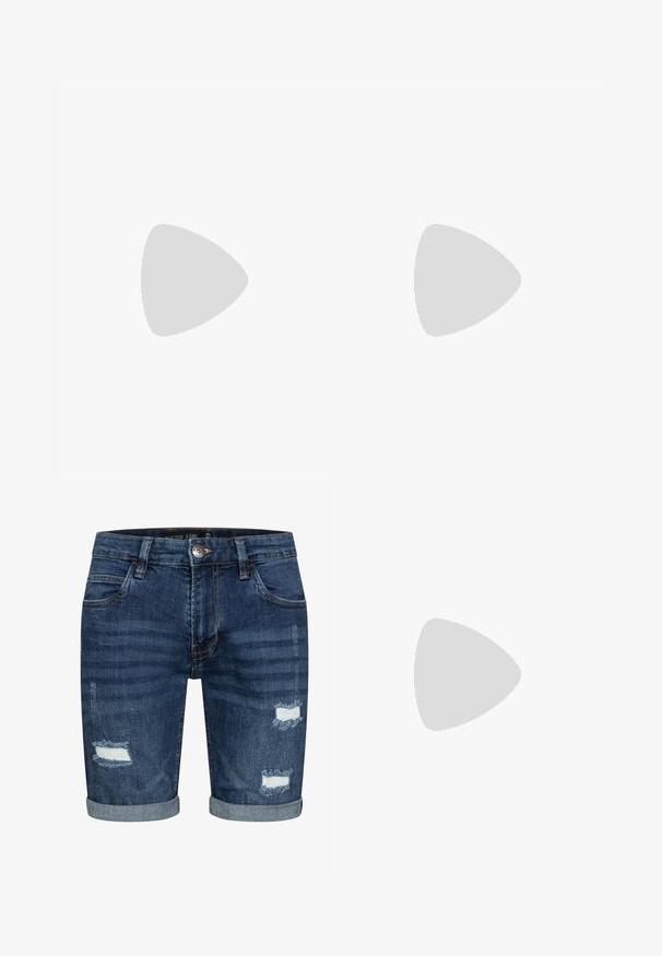 Három rövidujjú póló fehér, zöld és fekete színben, grafikus nyomtatásokkal, amelyeken a "JACK & JONES" felirat különböző stílusokban és színekben szerepel.; Sötétkék farmer rövidnadrág, hajtott szegéllyel, elöl megkopott részletekkel és rojtos szélekkel. Öt zsebes kialakítás, gombos záródással.; Fehér bőr sportcipők perforációval, kerek orral, lapos talppal és vastag fűzőkkel, látható swoosh logóval és "AIR" felirattal a sarokrészen.; Ezüst színű rozsdamentes acél karóránk sötétkék számlapja van, fém óraszámlálókkal és egy d�átumablakkal a 3 órás pozícióban. 50 méterig vízálló.