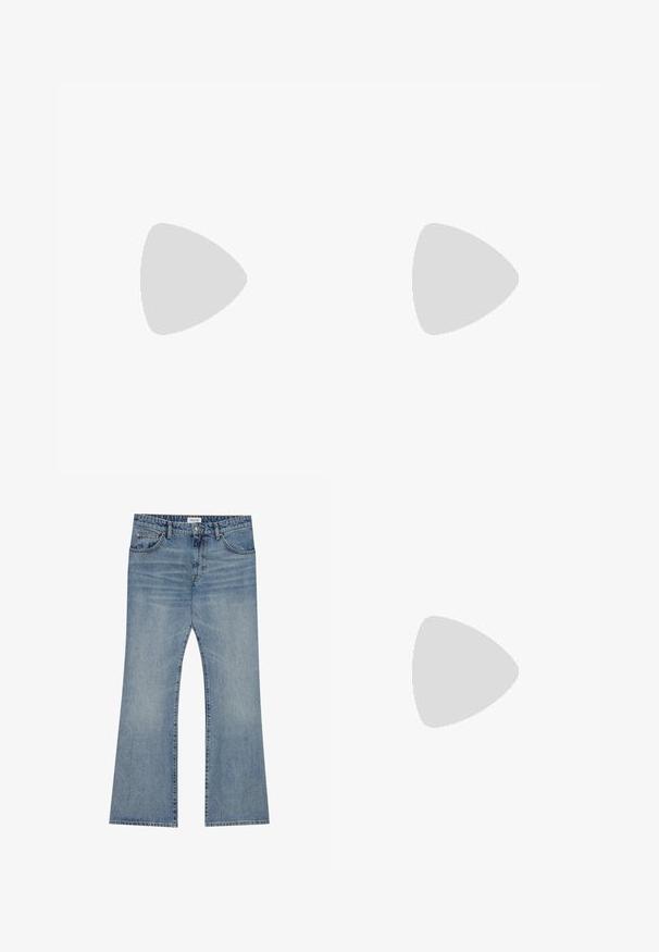Camiseta oversized verde claro hecha de algodón suave, con mangas cortas y un cuello redondo, con "ORIGINALS est. 1990" impreso en blanco.; Jeans de mezclilla azul claro con un diseño de pierna acampanada, que presentan un estilo clásico de cinco bolsillos y un cierre de botón en la cintura.; Zapatilla alta en gamuza blanca, gris y negra con acentos en amarillo y rosa. Presenta un swoosh negro y una suela de goma texturizada.; Gafas de sol cuadradas negras con lentes marrones, con un acabado mate y detalles dorados en la montura. El diseño es angular con brazos anchos.; Reloj rectangular Casio con cara blanca, acentos en oro, números romanos y correa de cuero con patrón de cocodrilo marrón. Diseño resistente al agua.