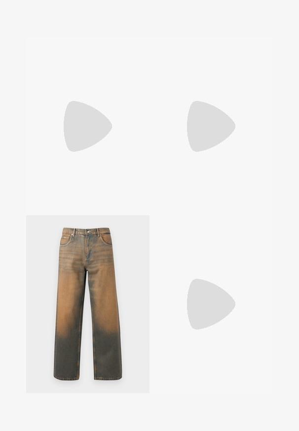 Tricou din bumbac roz, cu un design frontal ce prezintă literele "PS" în diverse culori, împreună cu dungi diagonale și un guler de tip crew.; Jeans evazați din denim albastru și maro distrus. Prezintă un talie înaltă, buzunare frontale și o închidere clasică cu buton, cu accente metalice.; Sneaker alb cu accente din suede, vârf rotund, șireturi plate și o talpă din cauciuc crem. Are un logo verde pe călcâie.; Geantă de umăr din piele neagră, cu un buzunar frontal cu fermoar, logo embosat și curea reglabilă. Textură netedă cu o formă structurată.