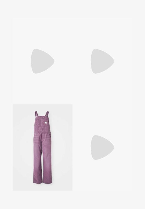 Top de bumbac alb fără mâneci, cu decolteu rotund și bretele de lățime medie. Prezintă un mic logo negru pe zona pieptului. Textură netedă.; Salopete din denim mov, cu bretele ajustabile, buzunar frontal și picioare largi. Materialul prezintă o ușoară textură; accesoriile sunt din metal argintiu.; Tenisi din suede cu un toc gri, dungi negre și o talpă din cauciuc de tip gumă. Prezintă un sistem de închidere cu șireturi și un detaliu cu logo auriu pe lateral.; Brățară din lanț argintiu, cu linkuri elongate deasupra. Sub aceasta, o brățară colorată din mărgele cu mărgele negre, albastre, verzi, galbene, roșii și transparente.