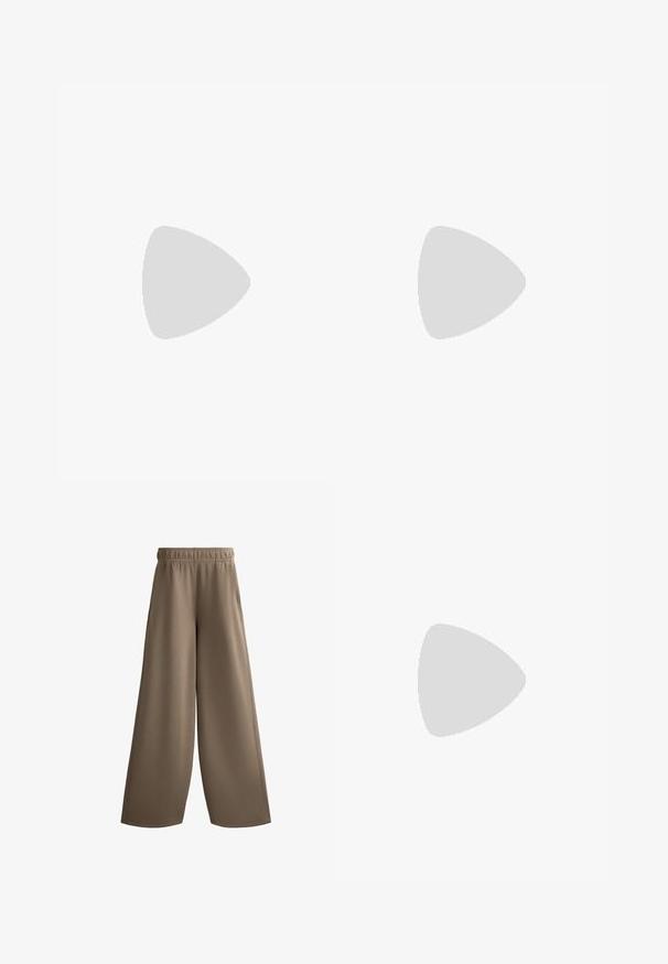 Világos bézs, hosszú ujjú, crop top, csavart elülső dizájnnal, sima anyagból készült. Kerek nyakkivágással és testhez álló ujjaival rendelkezik.; Barna, széles szárú nadrág, elasztikus derékkal, sima anyagból készült, oldalsó zsebekkel és egyenes, laza szabással.; Fehér, magasszárú sportcipők, vastag, texturált talppal, sima bőr felsőrésszel, kerek orral és azonos színű fűzőkkel, sárga háttér előtt.; Bézs színű, steppelt táska két füllel, kerek alakú, texturált anyagból készült, és egy zsinóros oldalzsebbel rendelkezik. Simább felület és minimalista dizájn jellemzi.