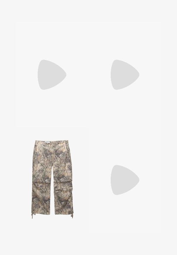 Rotes geripptes Tanktop mit weißem Besatz und GAP-Logo auf der Brust. Ärmelloses Design, lockere Passform, aus weichem Baumwollmaterial gefertigt.; Tarnmuster-Hosen aus einem leichten Stoff, mit elastischem Bund, seitlichen Taschen und verstellbaren Kordelzügen an den Knöcheln.; Schwarze Nike-Sneaker mit Farbverlauf in Gelb, Grün und Rot. Merkmale ein auffälliges strukturiertes Design und eine klobige rote Sohle.; Schildpatt-Sonnenbrille mit ovalen Rahmen und grünen Gläsern. Verfügt über dünne Bügel mit einem metallischen Akzent in der Nähe der Scharniere.; Schwarze Nylon-Crossbody-Tasche mit verstellbarem Riemen, die ein auffälliges weißes Logo trägt. Wird über einem hellblauen T-Shirt getragen. Schlichtes, funktionales Design.