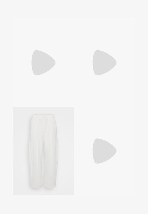 Top gri fără mâneci, cu un decolteu rotund. Fabricat dintr-un material moale, cu o textură netedă și o formă ajustată.; Pantaloni albi, lejer ajustați, cu o siluetă relaxată, realizați dintr-un material texturat. Prezintă o talie elastică și un design cu picioare drepte.; Sneakers chunky bej cu un amestec de material din plasă și zăpadă, având o talpă groasă și un profil proeminent, design cu șireturi și detalii de branding.; Patru perechi de cercei din argint în diferite dimensiuni: cercuri mari netede și stiluri rotunjite mai mici cu finisaj lustruit și clape simple.