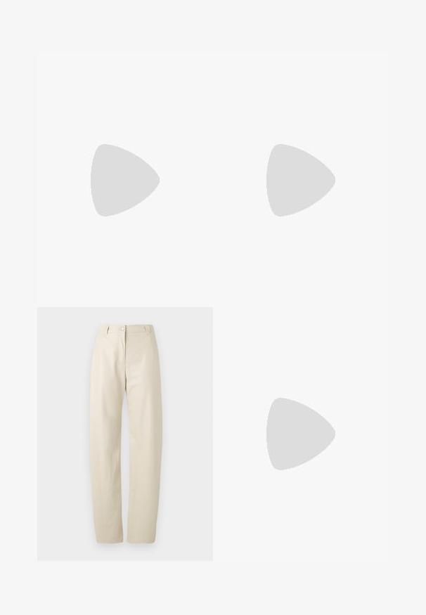 Fekete, hosszú ujjú, átkötős tervezésű felső elasztikus anyagból. Kerek nyakú, az alján pedig egy kis logó díszítéssel.; Beige egyenes szabású nadrág, gombos és cipzáras záródással, övhurkokkal és oldalsó zsebekkel, síma fehér háttérrel.; Beige fényes magas sarkú cipő, hegyes orral és sima textúrával, fekete béléssel. Kicsi logó részlettel a saroknál.; Fekete flitteres mini kézitáska csomózott textúrájú pánttal és ezüst lánccal. Lekerekített forma, ráncolt tetejével és fényvisszaverő részletekkel.