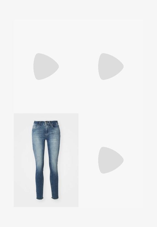 T-shirt azul marinho de manga longa em tecido suave e elástico, com decote em forma de barco e detalhe franzido nas laterais, proporcionando um silhueta ajustada.; Jean skinny azuis feitos de denim, com um efeito desgastado, ligeiros desgastes na parte da frente e bainhas desfiadas nos tornozelos.; Bota de combate em couro preto com bico redondo, atacadores na parte da frente e um puxador no tornozelo. Apresenta uma sola de borracha grossa para maior durabilidade.; Brincos de gota de cristal com acabamentos em tom prateado, apresentando uma pedrinha quadrada e filas em cascata de cristais retangulares e octogonais.