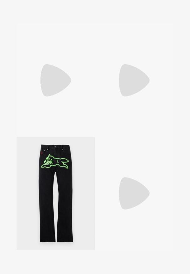 T-shirt en coton marron à manches courtes, col rond et coupe décontractée. Présente des fentes sur les côtés à l'ourlet pour plus de confort.; Un jean noir à coupe droite, avec un grand graphique vert représentant un chat de dessin animé en train de courir au dos. Accent en quincaillerie argentée.; Baskets en cuir blanc avec une finition lisse, bout arrondi, lacets plats et semelle texturée. Présente un logo discret sur le talon.; Lunettes de soleil noires rondes avec verres sombres et branches en métal fines. Comprend des embouts transparents et des accents argentés au niveau de la charnière. Design minimaliste.