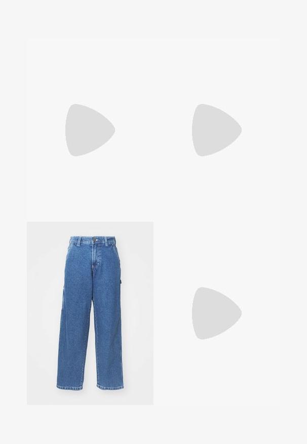 Bordo majica s kratkim rukavima od pamuka s okruglim izrezom i malim višebojnim logotipom "Dickies" na prsima.; Plave traperice širokog kroja s visokim strukom, zatvaranjem na gumb i bočnim džepovima. Ispirani izgleda s mekanom teksturom i ravnim krojem.; Srebrnasta tenisica s crnim gumenim potplatom, crnim vezicama i tri crne pruge. Ima metalik završnu obradu i klasični dizajn s kalupastim vrhom.; Naočale tipa avijatičar s gradijentnim plavim staklima, okvirom od srebrnog metala i dekorativnim zvjezdastim naglascima na staklima. Glatki i elegantni dizajn.