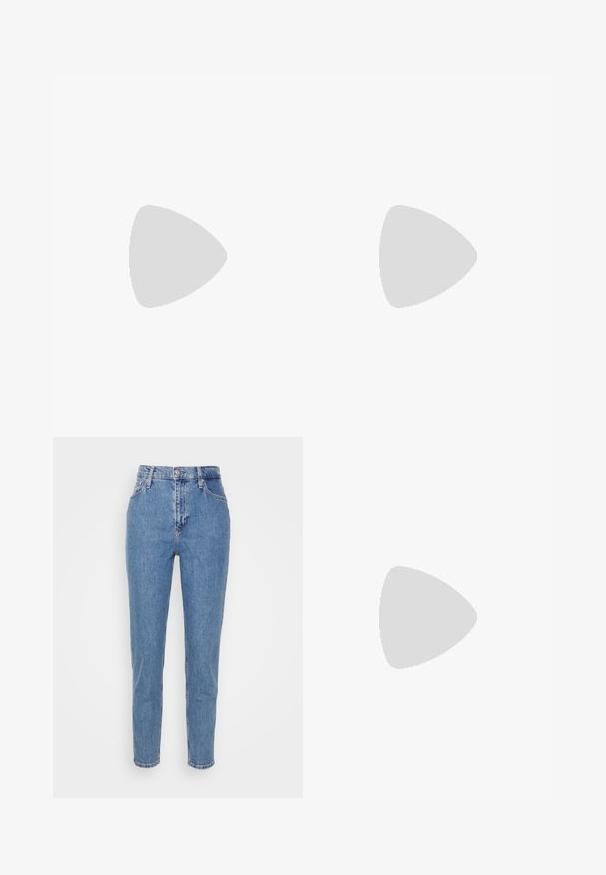 T-shirt en coton blanc à manches courtes, col rond, avec un logo brodé rouge et bleu sur le côté gauche. Texture lisse, coupe décontractée.; Jean en denim bleu clair avec taille haute, coupe slim et longueur cheville. Comprend des poches avant, des passants de ceinture et une fermeture à bouton en métal.; Bottine en suede beige avec un bout pointu, des panneaux latéraux nervurés et un talon bloc noir. Dispose d'une sangle de tirage pour un enfilage facile.; Sac bandoulière en cuir noir de forme demi-lune, surface texturée, fermeture éclair dorée et bandoulière plate. Design compact adapté pour les essentiels.