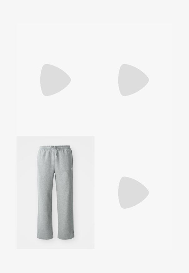 Fekete, hosszú ujjú pamut póló, elöl logóval, az ujjakon pedig kék és rózsaszín árnyalatú iránytű és evező grafikával.; Szürke pamut melegítőnadrág, elasztikus derékpánttal, zsinóros záródással és egyenes lábakkal. Bal felső részen egy kis logó található.; Fehér vászon sportcipő zöld részletekkel, gumi talppal, fűzős kialakítással és hangsúlyos "N" logóval az oldalán, fából készült lépcsőkön pihen.; Wasted Paris VAULT NECKLACE UNISEX - Nyaklánc - silver-coloured