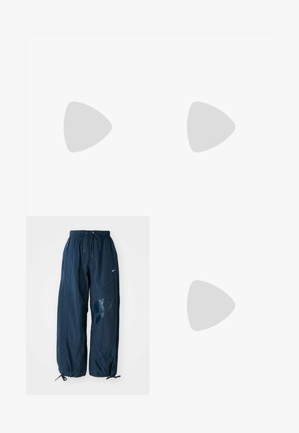 Bílá zkrácená trička vyrobená z měkké tkaniny. Uprostřed se nachází modrý text "GODDESS" a logo Nike. Krátké rukávy a kulatý výstřih.; Nafukovací kalhoty Nike jsou tmavě modré, vyrobené z lehkého materiálu, mají elastický pas a velké logo v kontrastní barvě.; Černé tenisky Nike s gradientními akcenty v žluté, zelené a červené barvě. Mají výrazný texturovaný design a masivní červenou podrážku.; Černá nylonová crossbody taška s nastavitelným popruhem, vybavená výrazným bílým logem. Nošena přes světle modré tričko. Jednoduchý, funkční design.