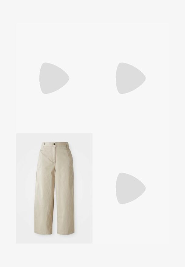Camiseta gris de manga corta hecha de algodón, con un logo ovalado bordado en rosa en el pecho y cuello redondo.; Pantalones anchos de tiro alto en color beige con cierre de botón y cremallera, trabillas para cinturón y bolsillos laterales, exhibidos sobre un fondo blanco.; Bailarinas de charol color marfil con dos tiras decorativas y botones dorados, que presentan una punta redondeada y un bajo tacón cuadrado.; Gafas de sol hexagonales negras con lentes degradados, que presentan un acabado brillante y un sutil branding en la patilla. Construcción de plástico duradero.; Pequeño bolso negro hecho de cuero suave, con una forma redondeada, logotipo en la parte frontal y una correa de cadena texturizada.
