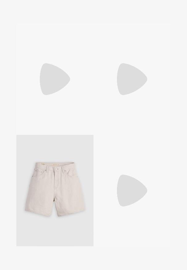 Hvit bomull t-skjorte med korte, bølgete ermer i beige, gul og grå. Har rund halslinning og en liten merke-logo på brystet.; Høyt midjebeige denimshorts med knappfront, beltehemper og fem lommer; lette med en glatt tekstur.; Svart plissert skjørt med høy-lav hem, kombinert med glansfulle røde leilisser med stroppedesign. Stoffet har en jevn tekstur.; Svart lærveske med en buet form, avtagbar stropp og gullbeslag. Vesken har et klaff med spenne-detall.