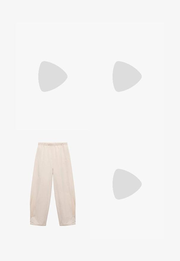 Gestreiftes T-Shirt in Braun und Creme mit Rundhals, aus Baumwollstoff, subtilen Nähdetails und einem Etikett mit der Aufschrift "next" am Halsausschnitt.; Hosen mit elastischem Bund in Hellbeige. Aus weichem Stoff gefertigt, mit Seitentaschen und einem entspannten, lockeren Schnitt. An den Knöcheln schmal zulaufend.; Hellgraue Sportschuhe mit Mesh-Obermaterial, strukturiertem Außensohle und elastischen Schnürsenkeln. Getragen mit lockeren, ausgebleichten beigen Jeans auf grüner Oberfläche.; Braune Ledertasche mit konischer Form, robusten Trägern und kontrastierenden weißen Nähten. Verfügt über einen abnehmbaren Schultergurt für Vielseitigkeit.