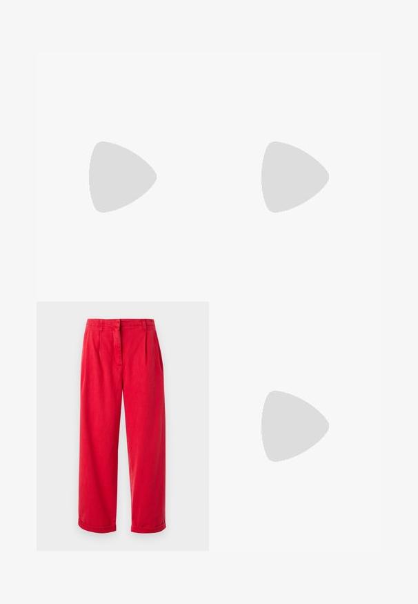GANT - T-shirt basic; Czerwone szerokie spodnie wykonane z bawełny, o gładkiej fakturze, z plisowanym przodem i podwiniętymi mankietami, zaprojektowane z myślą o komforcie i swobodzie ruchów.; Czarne skórzane loafersy z plecionym akcentem na cholewce, złotym ozdobnym logo oraz masywną czarną gumową podeszwą. Gładka faktura z delikatnym połyskiem.; Biała torebka wykonana z gładkiego materiału syntetycznego, z dwoma długimi uchwytami, prostokątnym kształtem i srebrną tabliczką z logo z przodu.