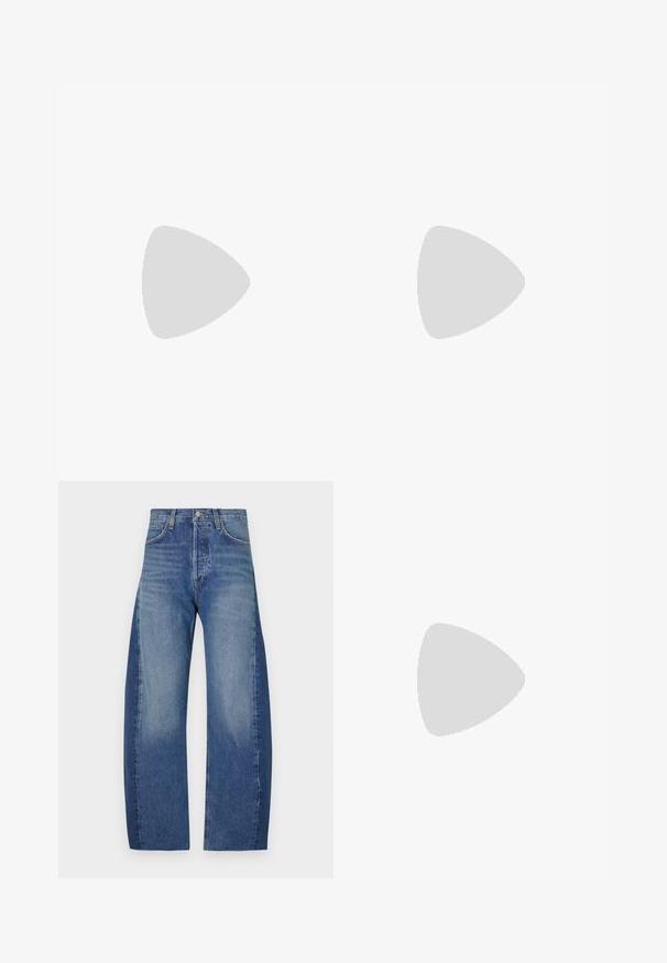 Won Hundred AGNETHA - Longsleeve - black; Denim jeans in een licht naar donkerblauwe gradient, met een ontspannen wijde pasvorm, vijf zakken en zichtbare stiksels.; Zwarte puntige hoge hak schoen met een krokodillenleren textuur, met een slank ontwerp, hoge stiletto-hak, en een gladde zwarte binnenkant.; Zwarte lederen handtas met een gebogen ontwerp, voorzien van zilveren studs, een gesp en twee zijvakken. Verstelbare schouderband voor verschillende draagmogelijkheden.