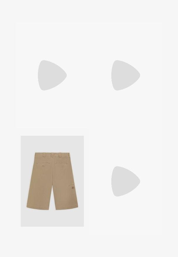 Camiseta de manga corta en tela beige con patrones geométricos en naranja, azul marino y marrón. Cuello redondo con ribete en contraste.; Pantalones cortos marrón claro con cintura plana, dos bolsillos traseros y un bolsillo lateral cargo. Hechos de una tela de algodón suave.; Zueco de ante marrón con punta redonda, correa ajustable y plantilla de corcho. La suela es oscura y tiene un diseño texturizado para mayor agarre.; Gafas de sol Wayfarer con montura de plástico de carey oscuro, lentes verdes y logo plateado de Ray-Ban en la patilla.