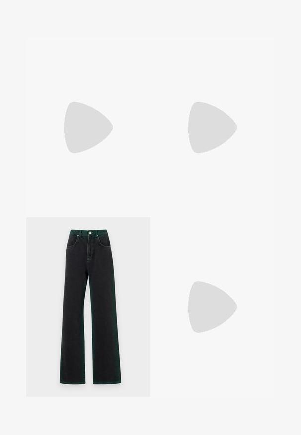 Camiseta de algodón negra con cuello redondo, mangas cortas y un sutil logo texturizado en plata en el pecho. Acabado de tela suave.; Vaqueros de pierna ancha negros con acentos verdes, hechos de denim, con una cintura alta, bolsillos frontales y un cierre de botón de metal.; Botín negro de cuero con textura suave, puntera puntiaguda y un tacón alto y robusto. Presenta una apertura lateral y un diseño minimalista.; Bolso de mano de cuero negro con una correa de cadena plateada, que presenta acentos decorativos en forma de alas y costuras blancas a lo largo de la costura inferior.