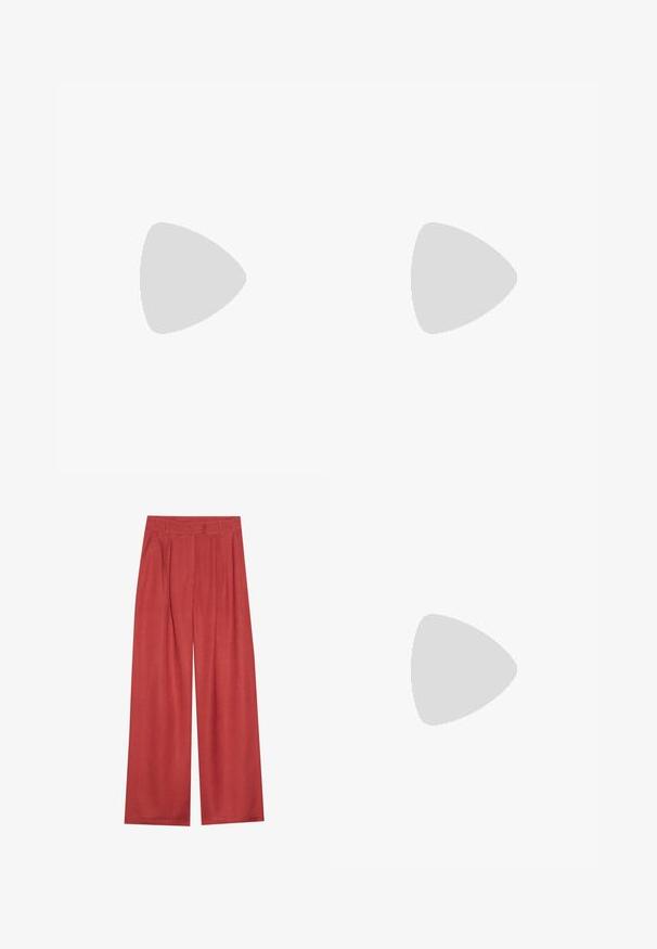Top rosso a maniche corte con un design ampio e squadrato. Realizzato in tessuto liscio, presenta un ampio scollo rotondo e cuciture delle spalle scese.; Pantaloni a gamba larga di un ricco colore terracotta, realizzati in tessuto strutturato con pieghe frontali e una vita classica.; Décolleté in vernice nera con cinturino dietro, punta affusolata, design con ritagli arrotondati e tacco a blocco. Presenta un accento di fibbia tono oro.; Borsa nera con forma strutturata, texture liscia e una chiusura metallica. Abbinata a pantaloni neri larghi e sandali open-toe su un pavimento in legno.