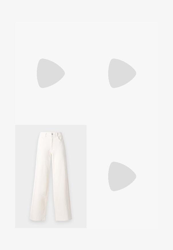 Top sottile bianco a coste con bordo scalloppato sulle spalline e sul colletto, dalla forma aderente e dalla texture morbida.; Jeans a gamba larga realizzati in denim bianco sporco, caratterizzati da una chiusura frontale con bottone, due tasche laterali e linee pulite senza decorazioni.; Tacco slingback a punta affusolata in un materiale tan liscio e lucido. Presenta un design con ritaglio curvo e un sottile tacco a stiletto. Dettaglio con fibbia argentata.; Borsa tote in paglia intrecciata beige con rifiniture in pelle bianca, doppi manici in catena dorata e una forma rettangolare. La superficie presenta un motivo testurizzato.