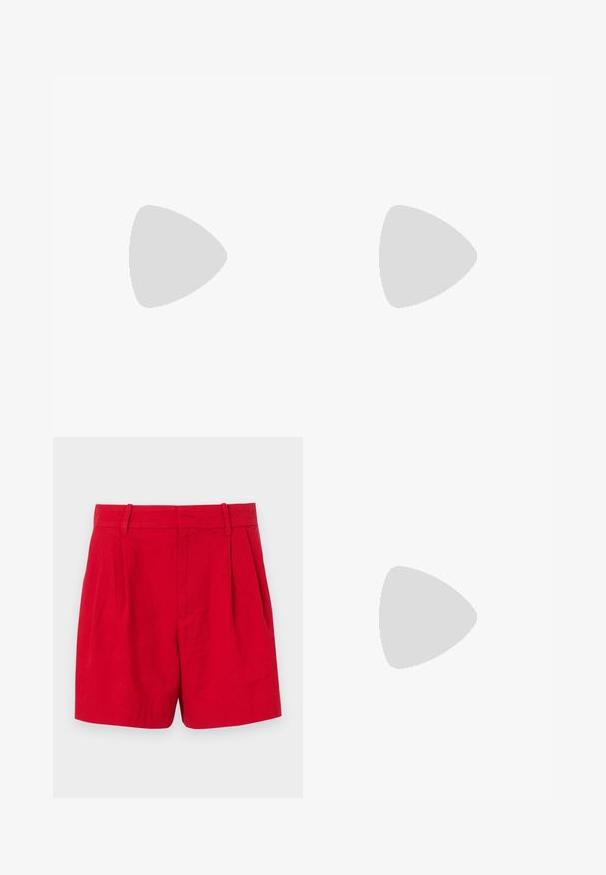Tricou din bumbac roz, cu guler rotund și mâneci scurte, având inscripția "GAP" imprimată cu litere mari albe pe piept.; Pantaloni scurți roșii din in, cu talie înaltă, având pliuri frontale, bucle pentru curea și o textură netedă. Croială regulată, cu un design curat și elegant.; Pantofii negri din piele lăcuită cu toc înalt, vârf ascuțit, curea la gleznă și model texturat de crocodil. Design cu toc pătrat.; Geantă de umăr din piele texturată roșie, cu o curea lungă și accesorii aurii, având un capac curbat și o siluetă structurată.