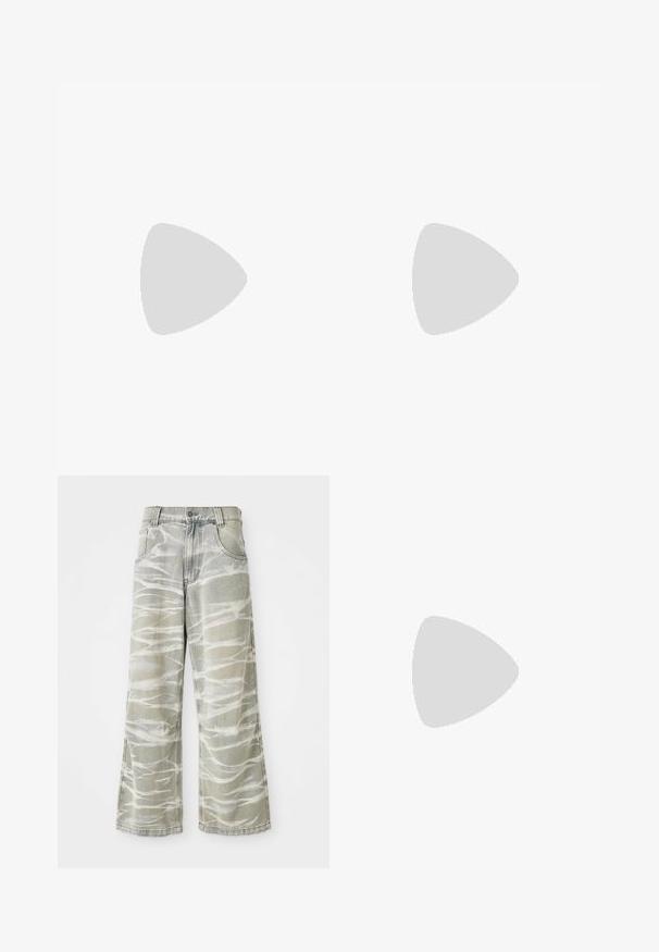 Camisola atlética verde sem mangas com "BOSTON" em dourado e logo de silhueta de basquetebol. Tecido suave com um corte descontraído.; Jeans de denim cinza claro com perna larga, apresentando padrões abstratos brancos, cinco bolsos e fecho frontal com botão. Detalhe de bainha desfiada.; Nike Sportswear KILLSHOT 2 LTR PRM OPP2 - Sapatilhas - black sail baroque brown mtlc dk grey; YOURTURN UNISEX - Mochila - black